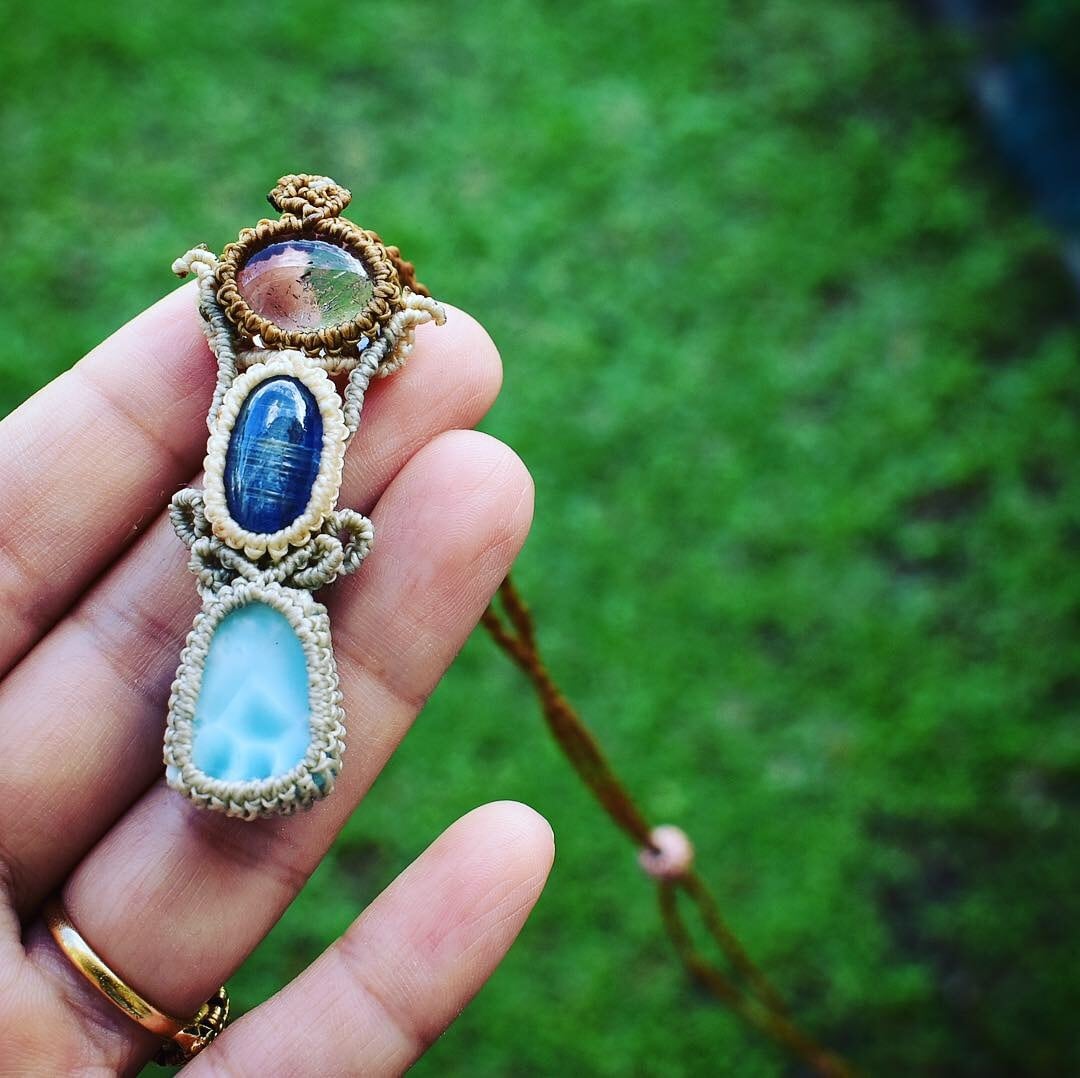 きらめく宇宙の生物★高品質ラリマー&カイヤナイトMIX★マクラメペンダント