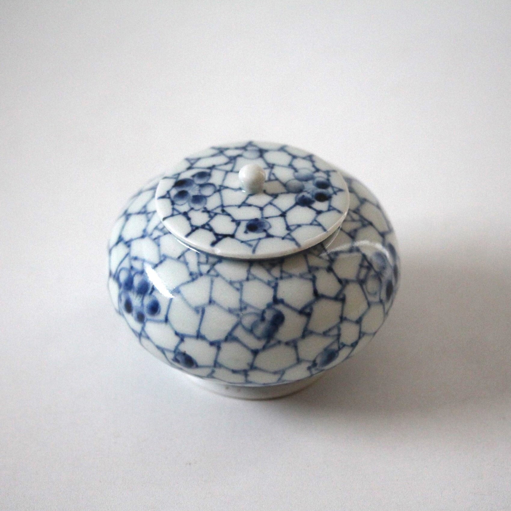 古伊万里染付梅花氷裂文蓋付小壺 h7.4cm Imari Blue and White Covered 