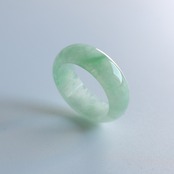 【13.5号】乳白色の海に緑がふわりっ!! 淡緑色 くり抜き甲丸リング A貨翡翠 jd_rg1608