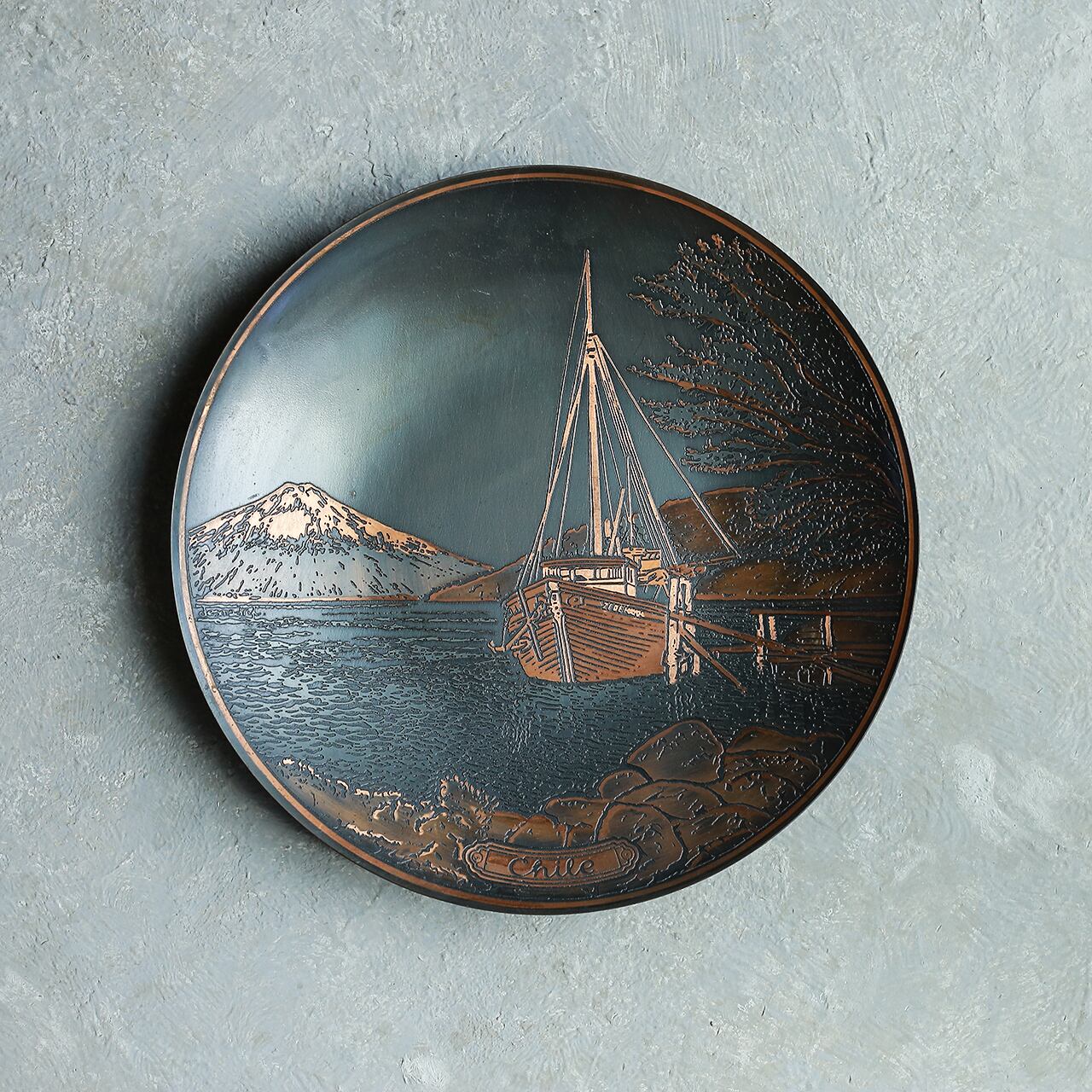 チリから届いた、優雅なボートが美しい銅のプレート | 木と、輝と