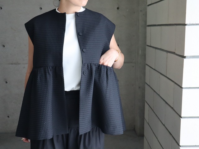 8/中旬〜日本製 doby cloth frill vest (black)