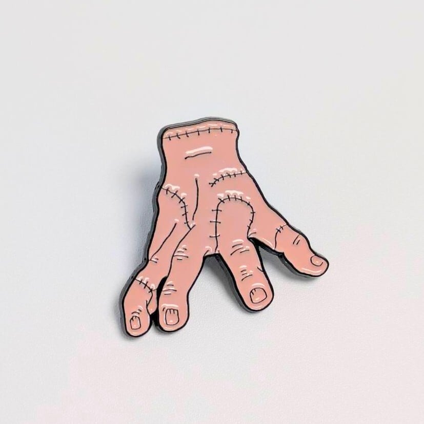 再入荷！送料無料！ ★ピンズ PINS★ピンバッジ 【  HAND ( ハンド )】 The Addams Family アダムスファミリー/ Wednesday ウェンズデー 〚アメリカン雑貨 アメトイ〛