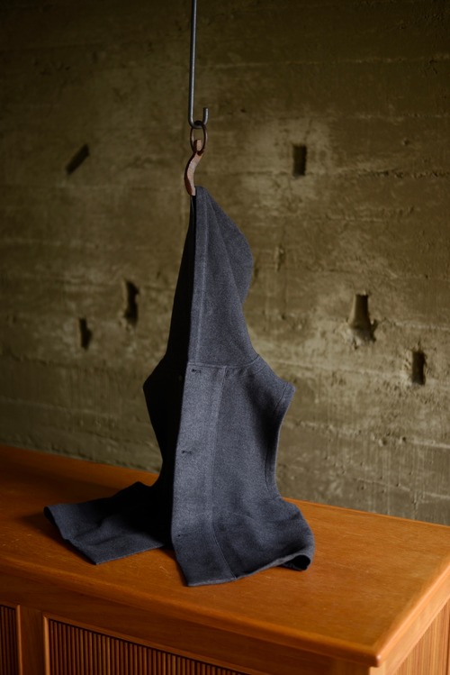 MITTAN / wool silk camel hood vest (濃灰)