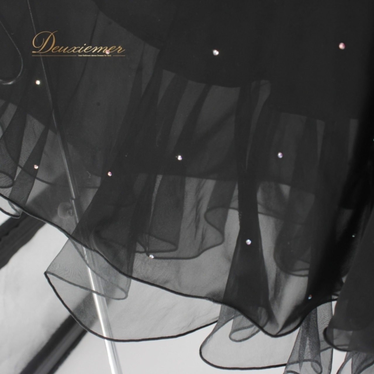 社交ダンス 衣装 スタンダード スカート レッスンウェア 女性用 レディース オールシーズン 黒 オーガンジー シフォン ブラック系 ラインストーン クラシック デザイン フィット感 おしゃれ 輝き 軽量 ストレッチ 上品 ダンス衣装 パーティー お揃い レッスン用 スカートスタイル シフォン素材 ウエストゴム フロアスカート シルエット おすすめ 77cm丈 シンプルスタイル