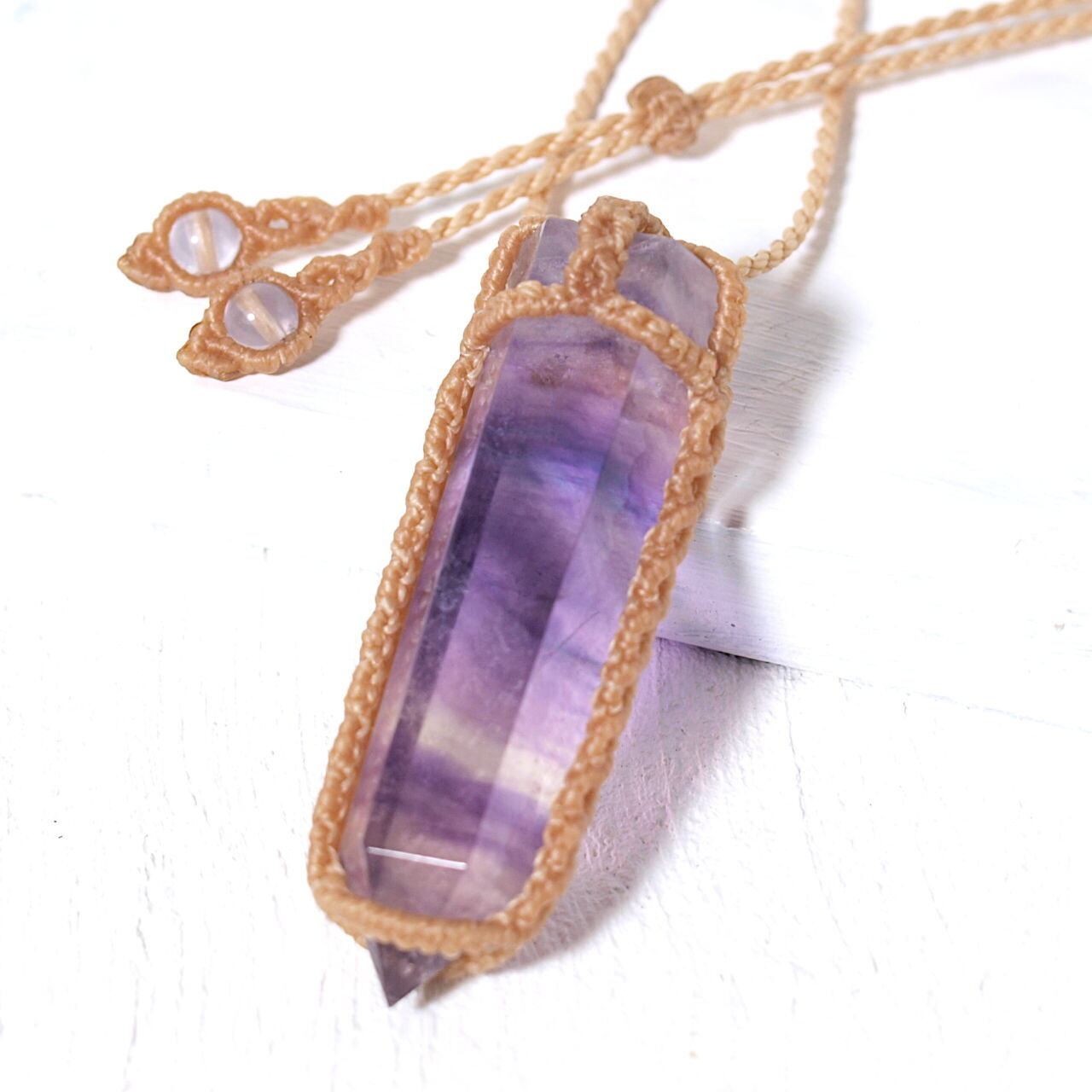【一点物】フローライトのポリッシュポイントを包んだマクラメネックレスNo.7