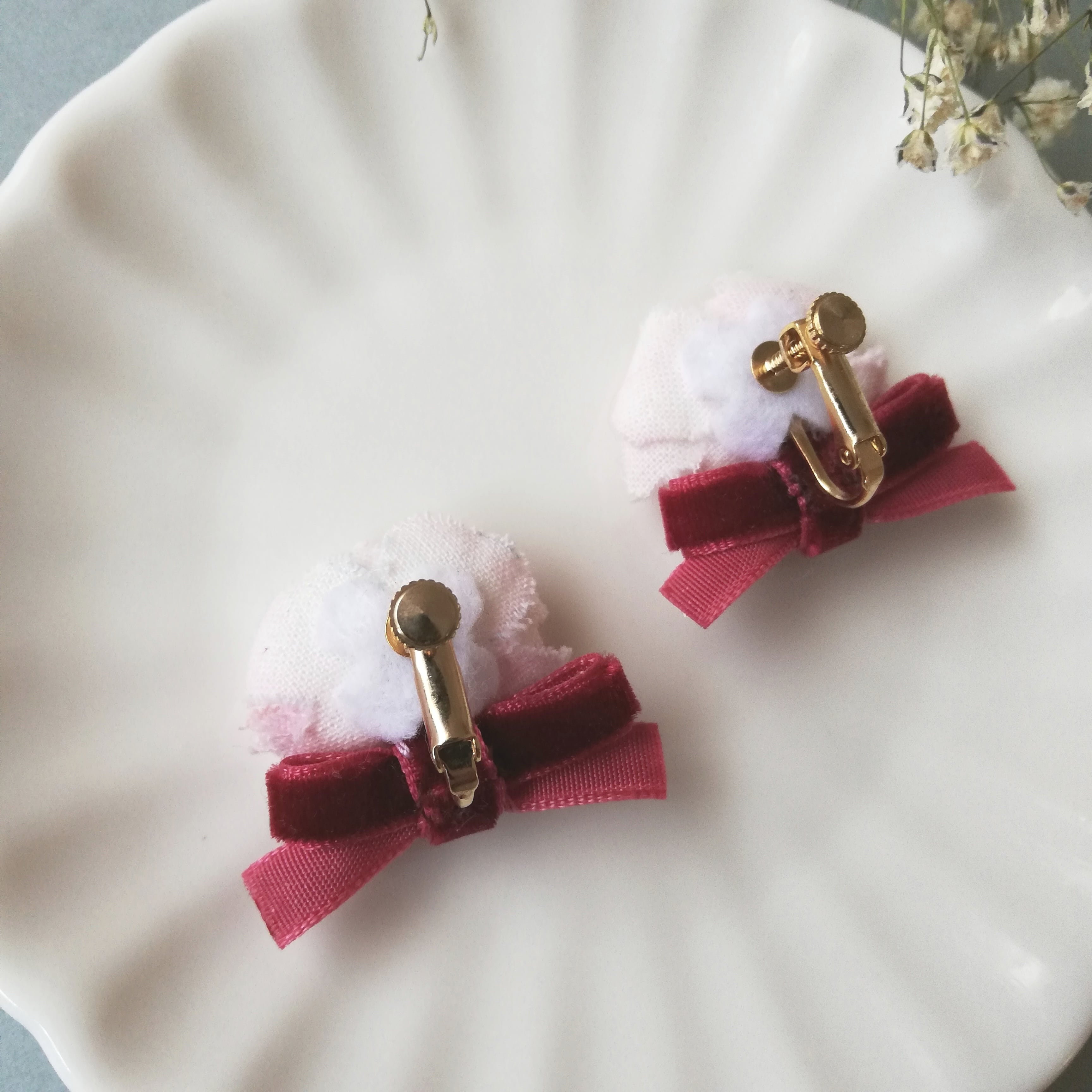 布花とベロアリボンのイヤリング