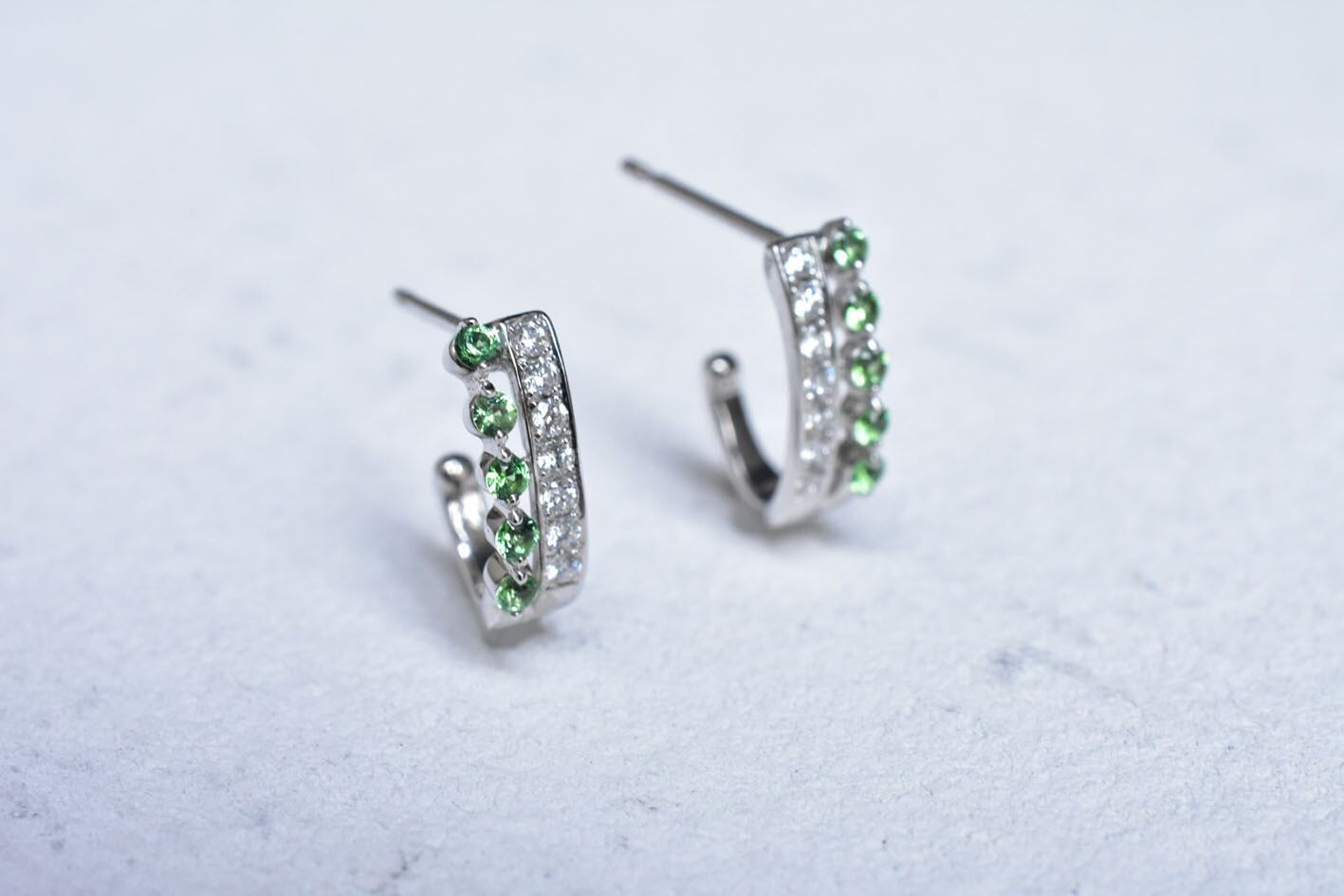 グリーングロッシュラーガーネット ピアス / K18WG | Merak jewelry  