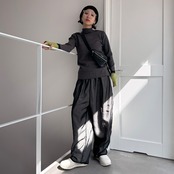 ライン入り配色ハイネック指穴knit/グレー