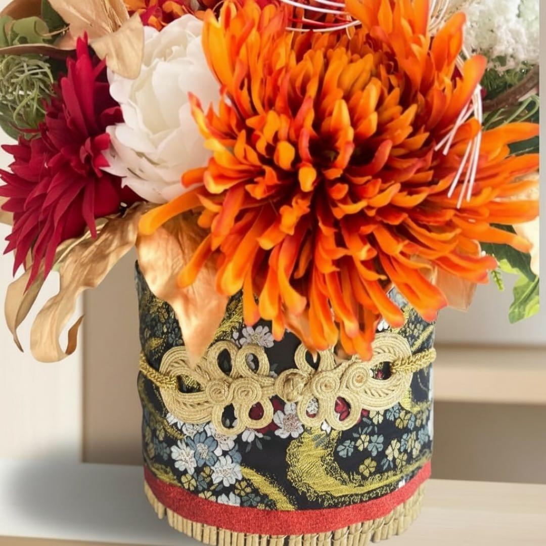 豪華帯締めの迎春門松 Lサイズ｜舞う鶴と咲き誇る菊の正月アレンジ