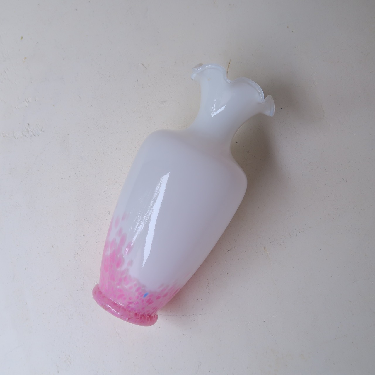 乳白色とピンクのひらひら花瓶