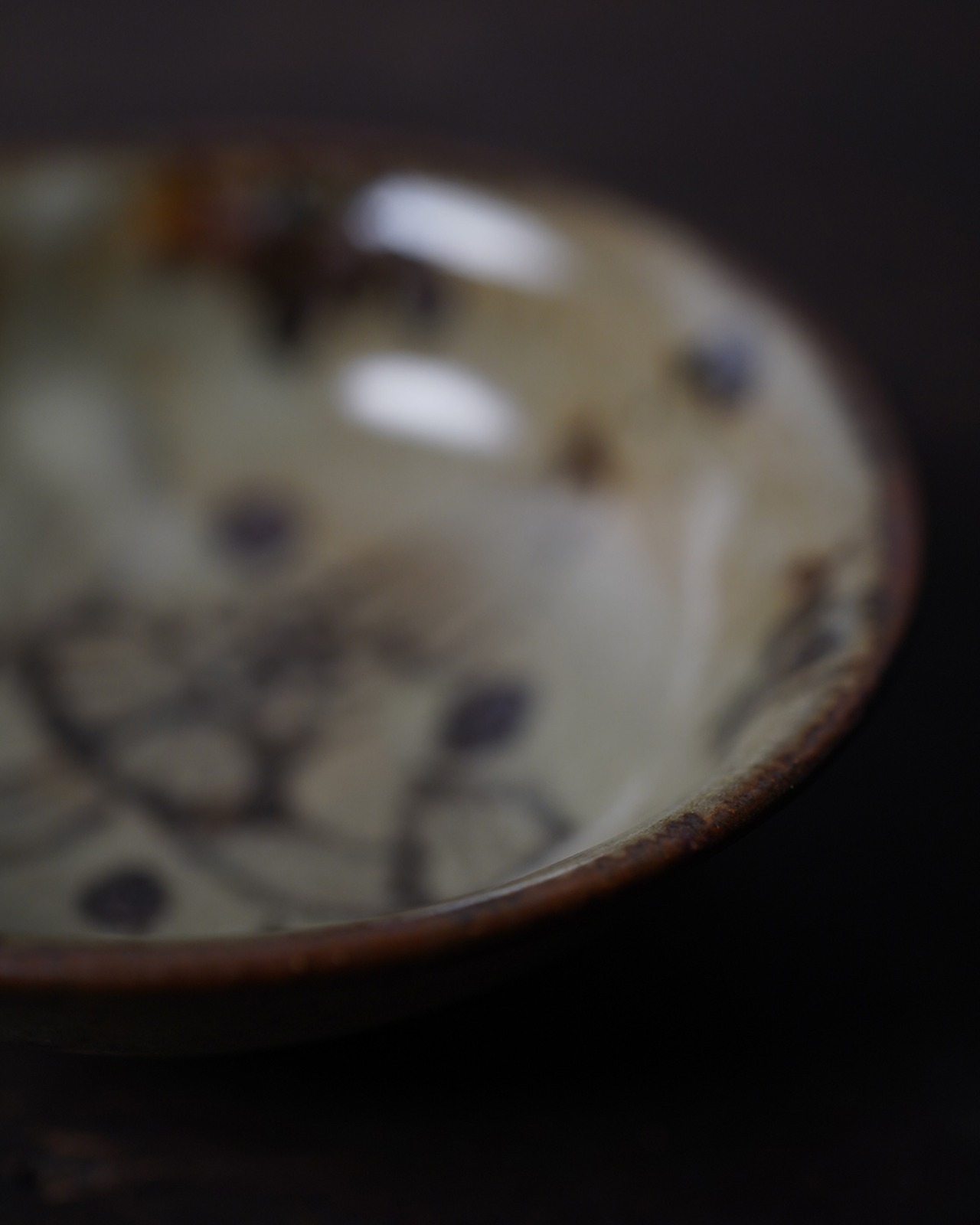 小鉢　鉄絵草花文　明石朴景描