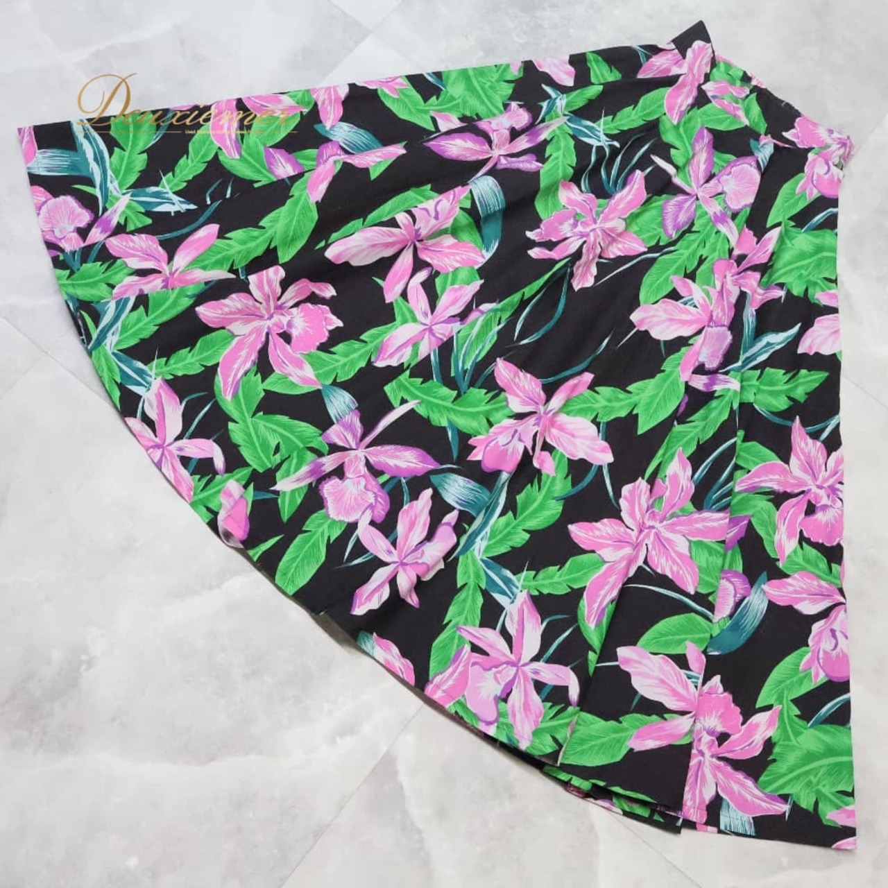 フラダンス 衣装 スカート ブラック系 花柄 葉っぱ柄 おしゃれ 上品 きれい 高級感 かわいい 華やか 鮮やか 明るい 黒 緑 桃 白 ハワイアン アロハ ハワイアンプリント フラ ダンス レッスン 練習 グリーン系 ピンク系 ホワイト系 服 葉柄 南国風