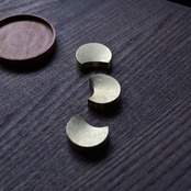 FUTAGAMI　箸置き　三つ月 :  Brass Chopstick Rest 3 Moons［2104240000］