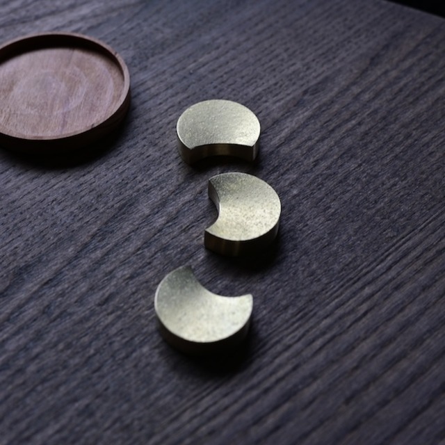FUTAGAMI　箸置き　三つ月 :  Brass Chopstick Rest 3 Moons［2104240000］