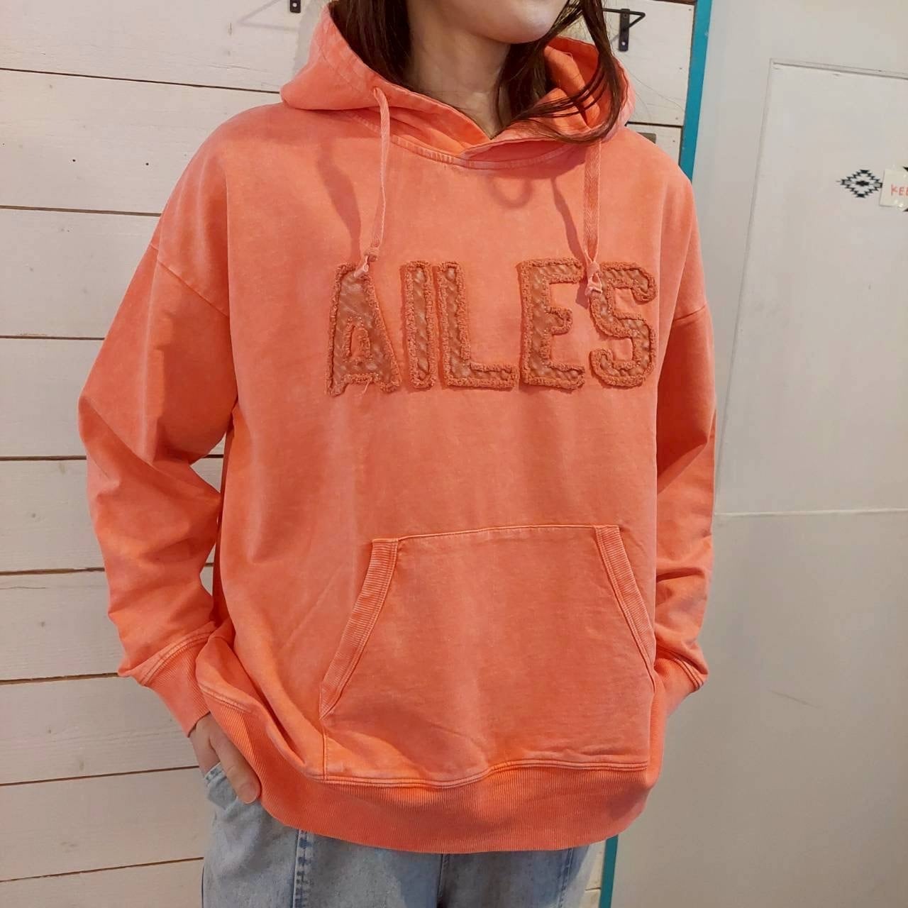 『People's』367-10 KAKELA ミニ裏毛ピグメントロゴたたきつけパーカー　プルオーバーパーカー