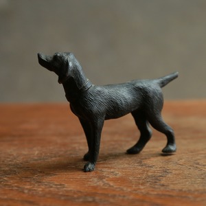 精巧に作られた、小さな犬のオブジェ