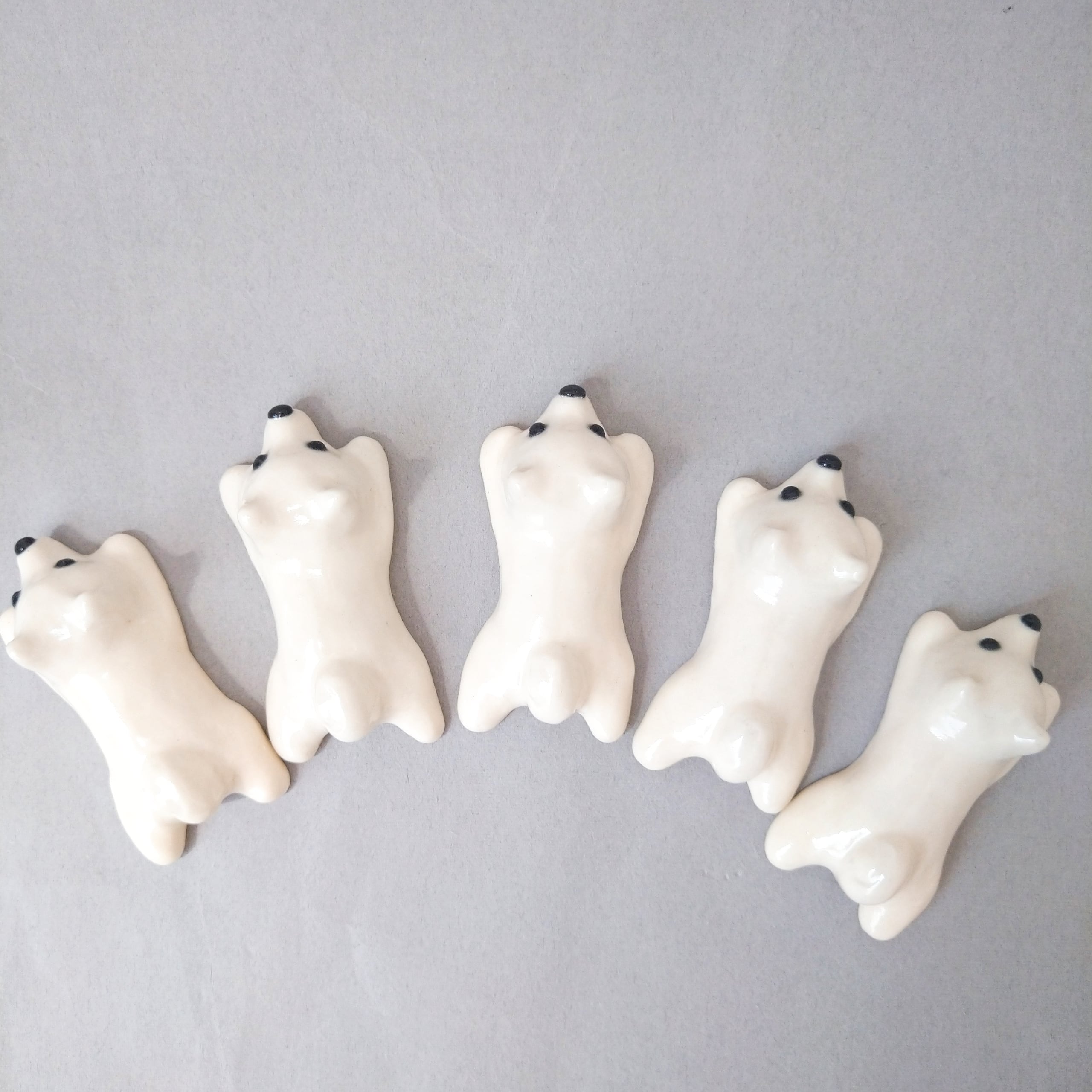 白い犬の箸置き(伏せ) | 陶器のことり