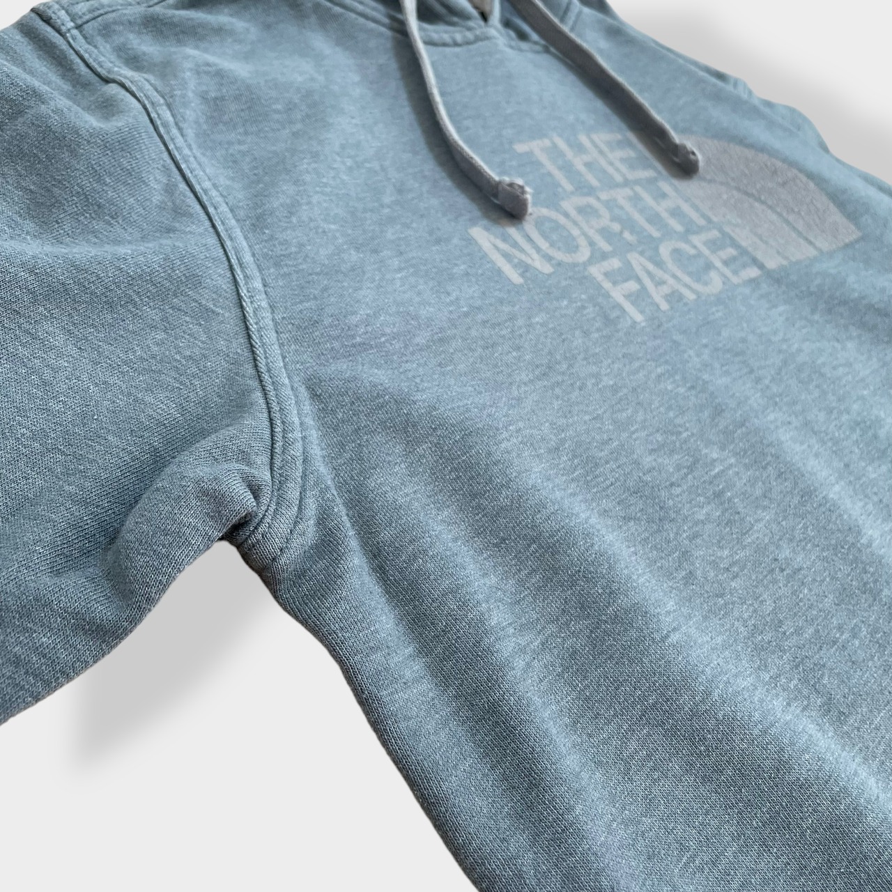 【THE NORTH FACE】ロゴ プリント パーカー プルオーバー スウェット フーディー hoodie アウトドア M ノースフェイス グリーン系 くすみカラー us古着