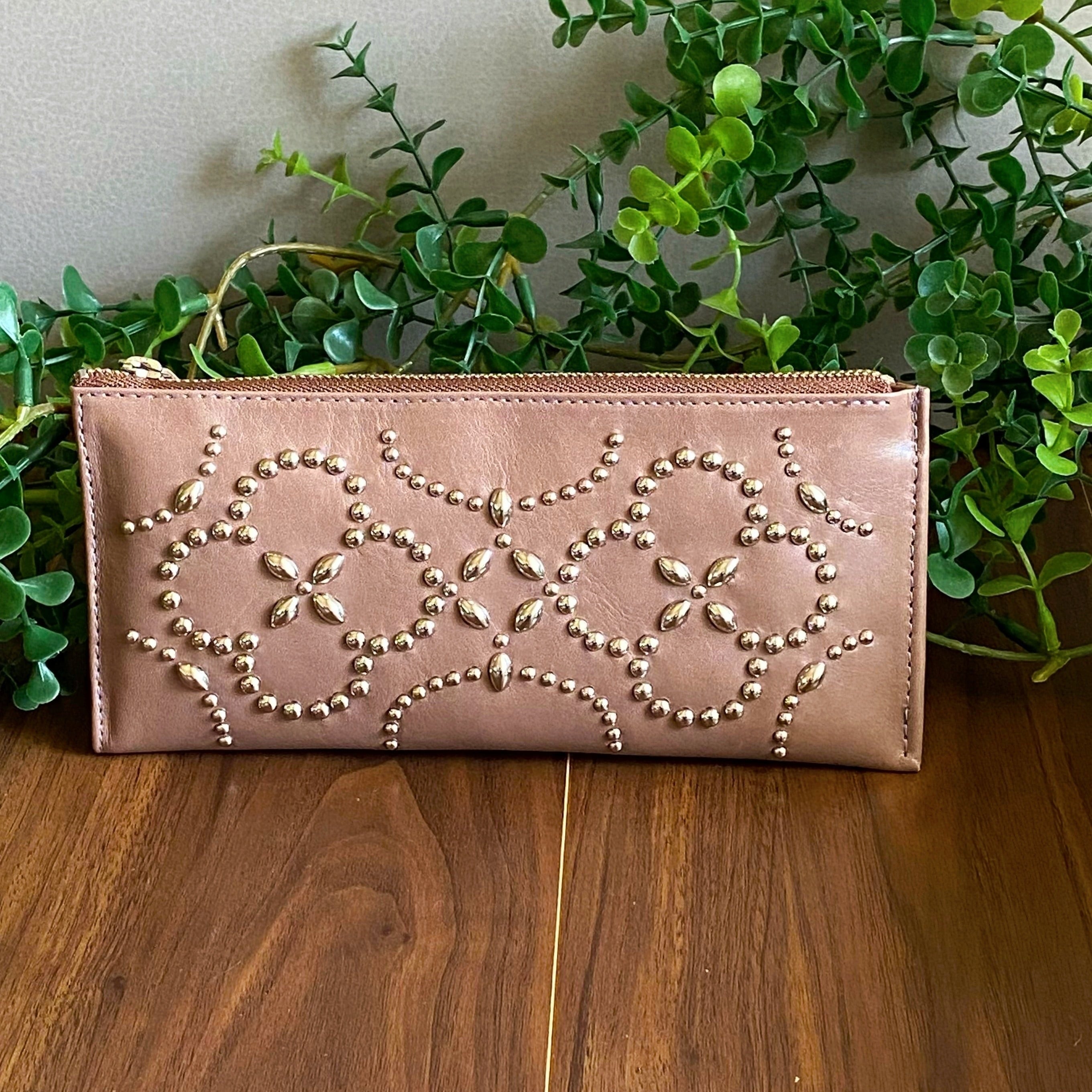 【SALE PRICE ¥22,000→¥17,600】フラワースタッズ ロングウォレット(サンドブラウン) | Allamanda-leather(アラマンダレザー) powered by BASE