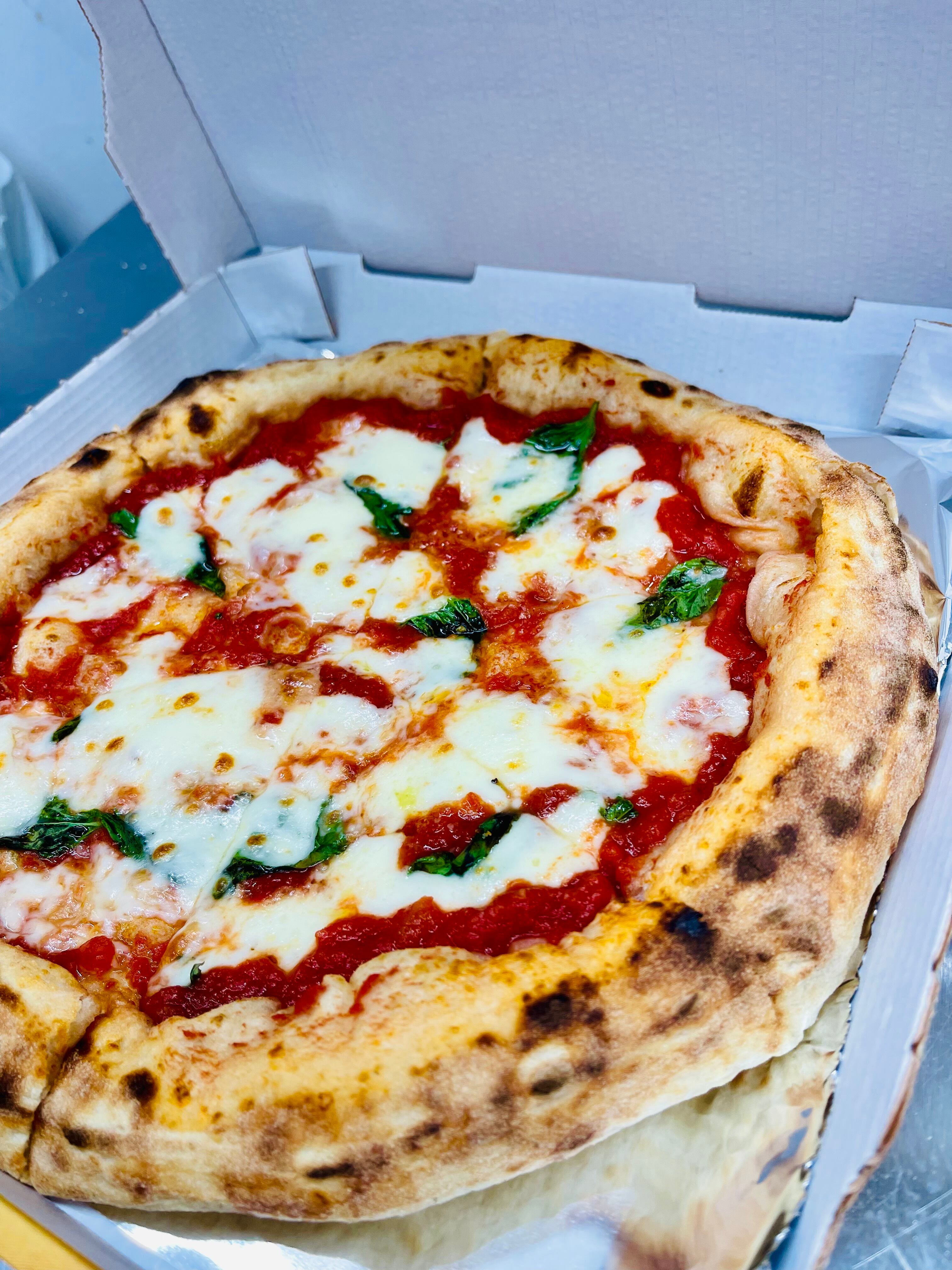 マルタサワコさん専用 HOKKAIDO PIZZA 北海道産チーズの贅沢マルゲリータ｜DELSOLE