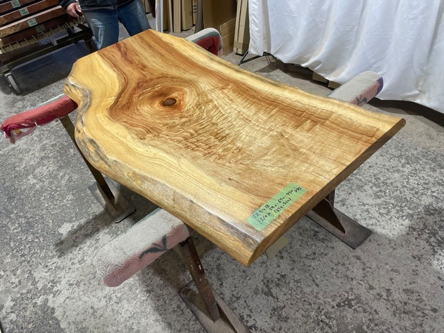 クス9438　楠　上杢　縮み杢　一枚板無垢材　1510x590-670ー450x45mm テーブル　ローテーブル　センターテーブル　天板　樟　くすのき