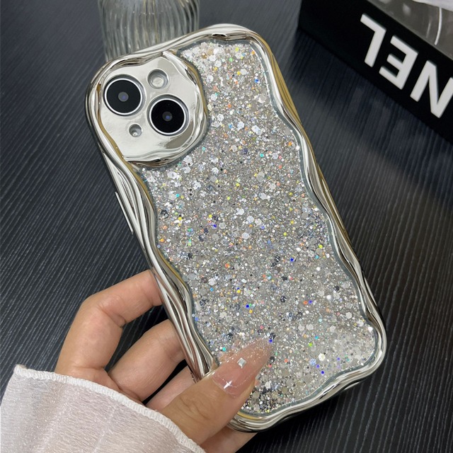 高級感シルバーグリッター◎うねうねケース キラキラ iPhone16対応 ウェーブフレーム カメラ保護 メタルカバー ラメ スマホケース ND-15836