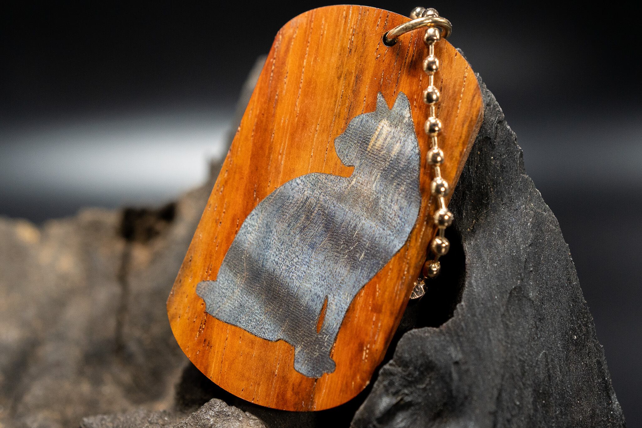 【21世紀最高峰の材】サイアミーズローズウッド ドッグタグ象嵌 優雅に座る猫