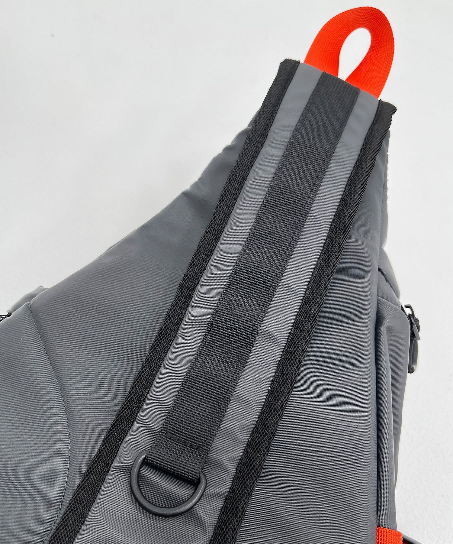 ユニセックス向けのブランドをメインにした、カジュアルな洋服や