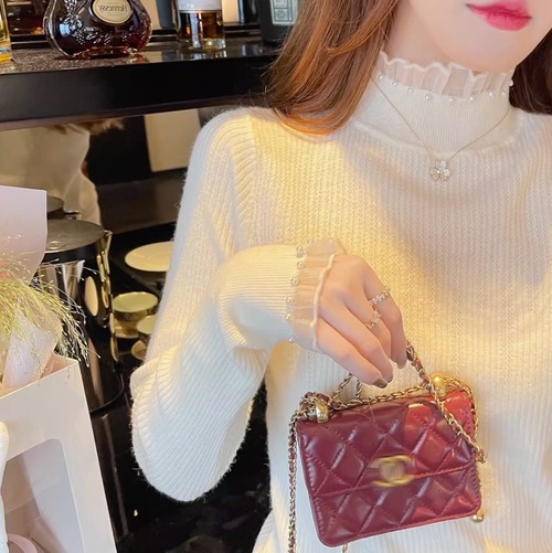 トップス ニット セーター レディース 長袖 ハイネック フェミニン フリル 異素材ミックス かわいい 大人可愛い きれいめ 上品 おしゃれ こなれ感 ガーリー エレガント キュート プリンセス 都会的 ラグジュアリー ロマンティック 無地 秋 冬 学校 通学 デート お出かけ 女子会 休日 カフェ 重ね着 暖かい 防寒 体型カバー 普段使い 着回し モテ トレンド 流行 インスタ映え S M L XL 小さいサイズ 大きいサイズ 白 ホワイト 黒 ブラック アプリコット パール ベーシックカラー