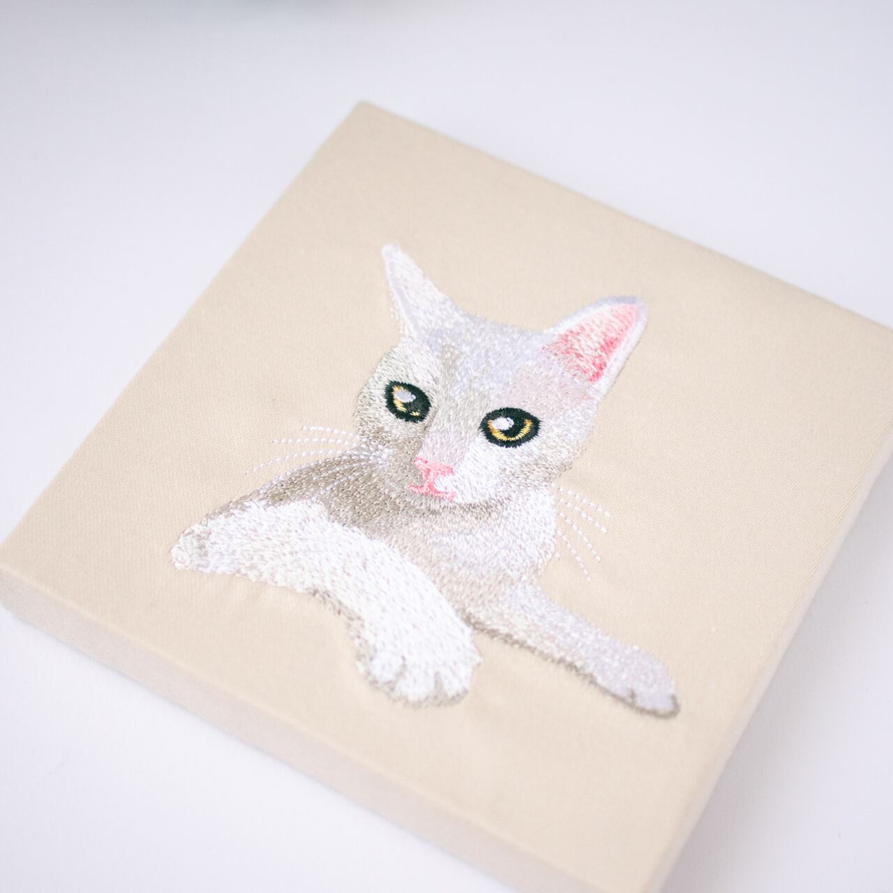 刺繍データ販売】白猫のきらりくん | コイトネコ