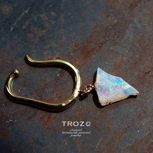 オパール 鉱物原石 イヤーカフ 【一点もの Silent Crystal Collection】 天然石 アクセサリー