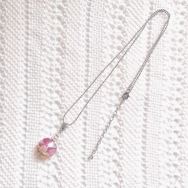 パーリーフラワーネックレス