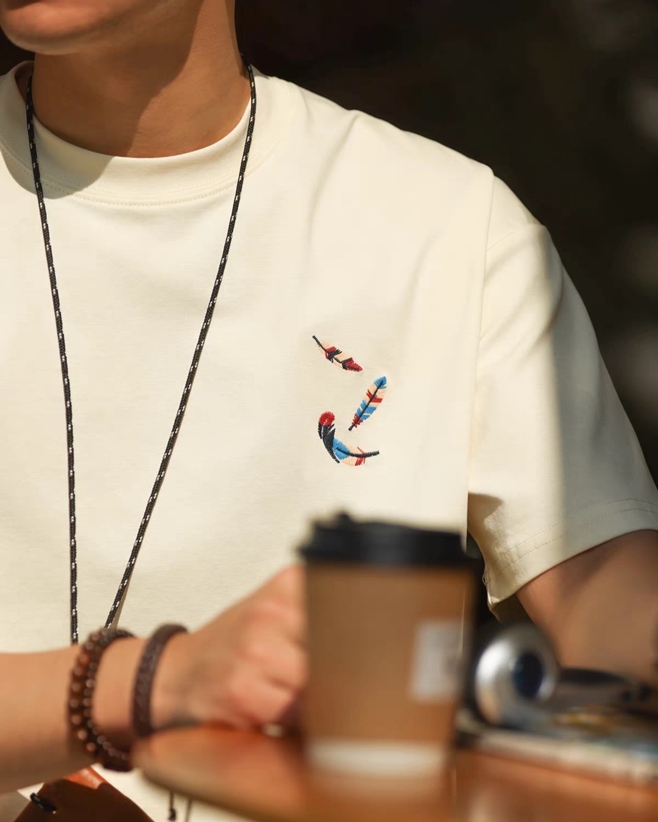 【胸元に舞うフェザー】ヘビーウェイト刺繍Ｔシャツ  K0534