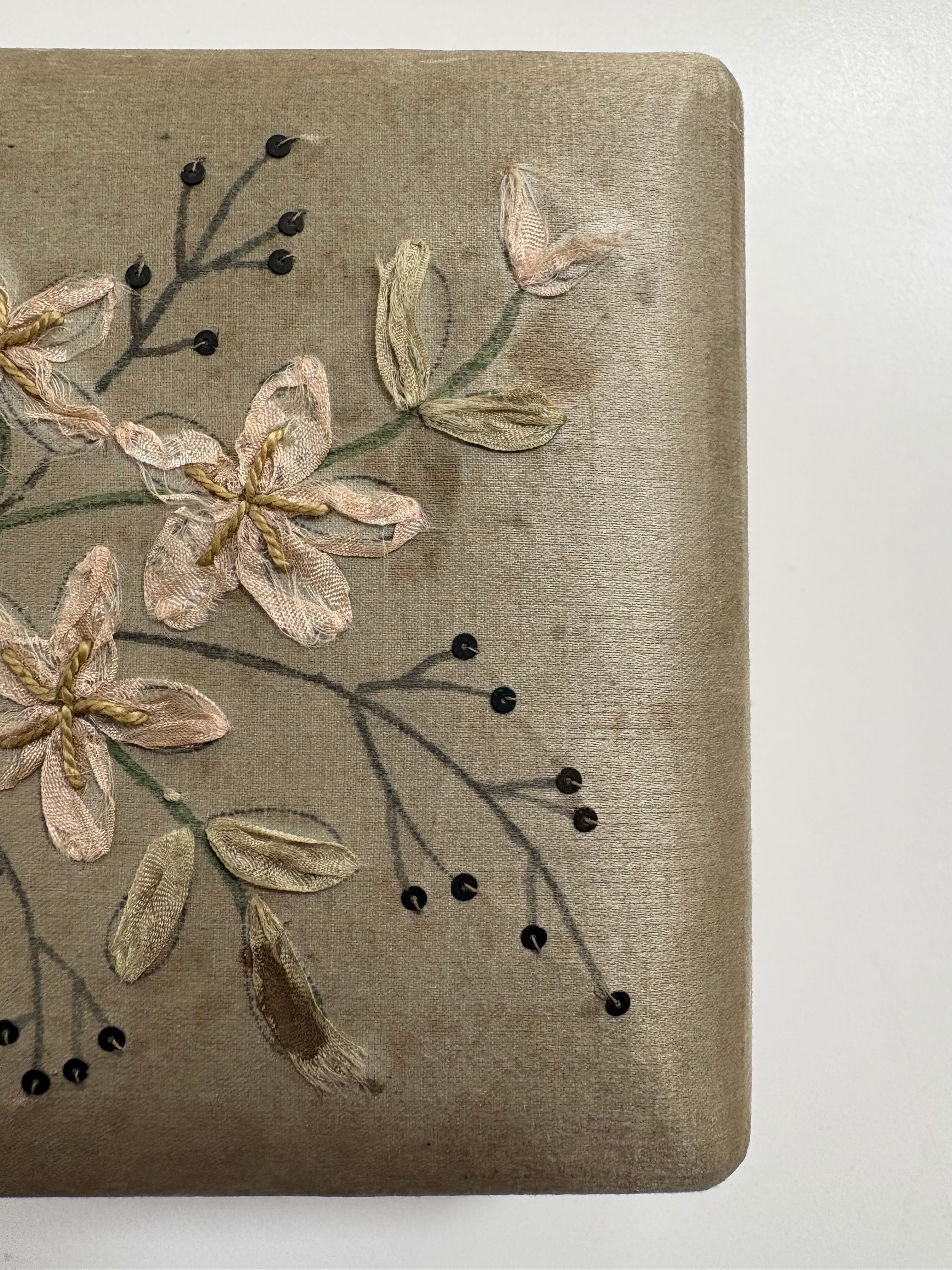 花刺繍のジュエリーボックス（リボンの装飾／小物入れ）｜フランス