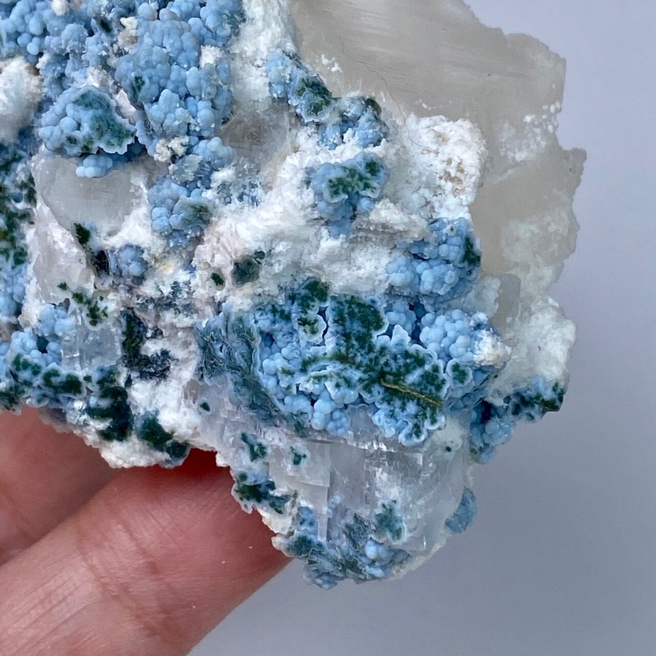 カルサイト共生ブルーカルセドニーのクラスター Blue chalcedony