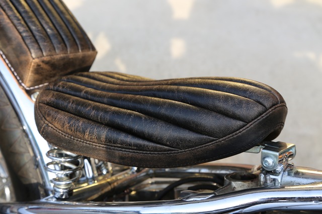 【抽選販売】クラックレザー : 60sトラディション ソロシート & ピリオンパッド セット ［縦タック&ロール］(CBW03)