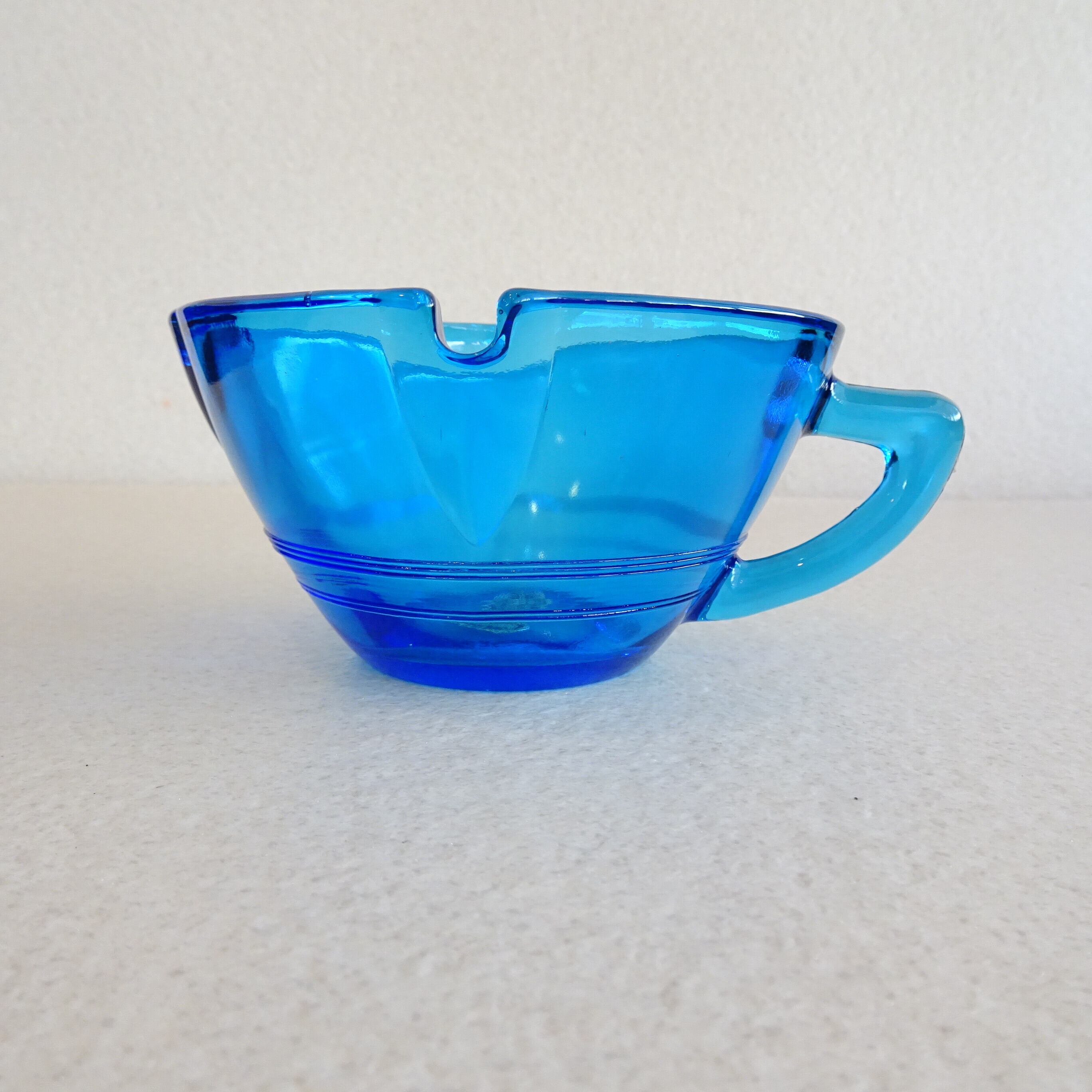 ブルーのカップ型灰皿 | 純喫茶家具の村田商會