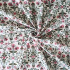 ブロックプリント生地【50cm単位】インド綿 片耳ボーダー付き 唐草花柄 白×グリーン×ピンク #24957-WT1