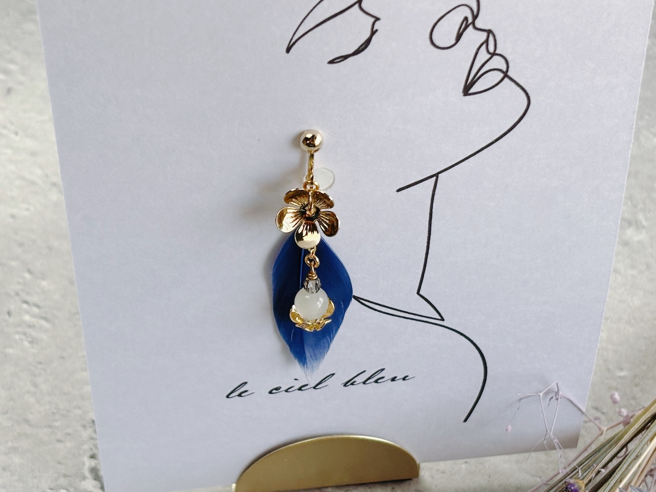 幸せの青い鳥羽根と天然石イヤリング ムーンストーン ゴールド