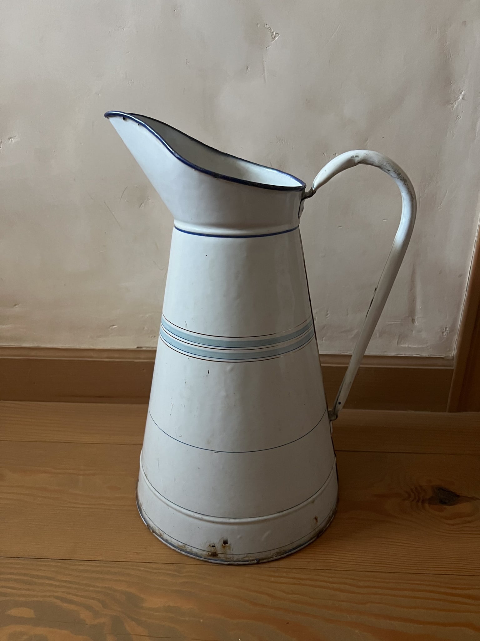 白地にブルーのラインが爽やかな大きめのホーロー製ジャグ フランスアンティーク ヴィンテージ