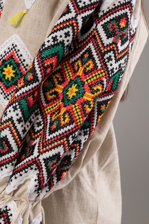 ウクライナ刺繍ヴィシヴァンカ　バルーン袖　手刺繍　麻　レディース・フリーサイズ