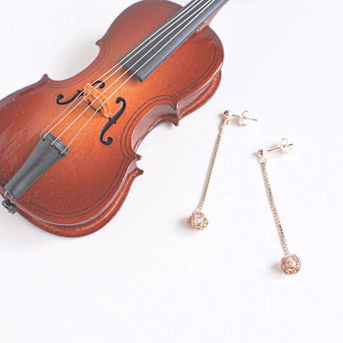 チェロ弦のシルバーワイヤーロングピアス  C-004   Cello silver strings Venezian chain pierces.