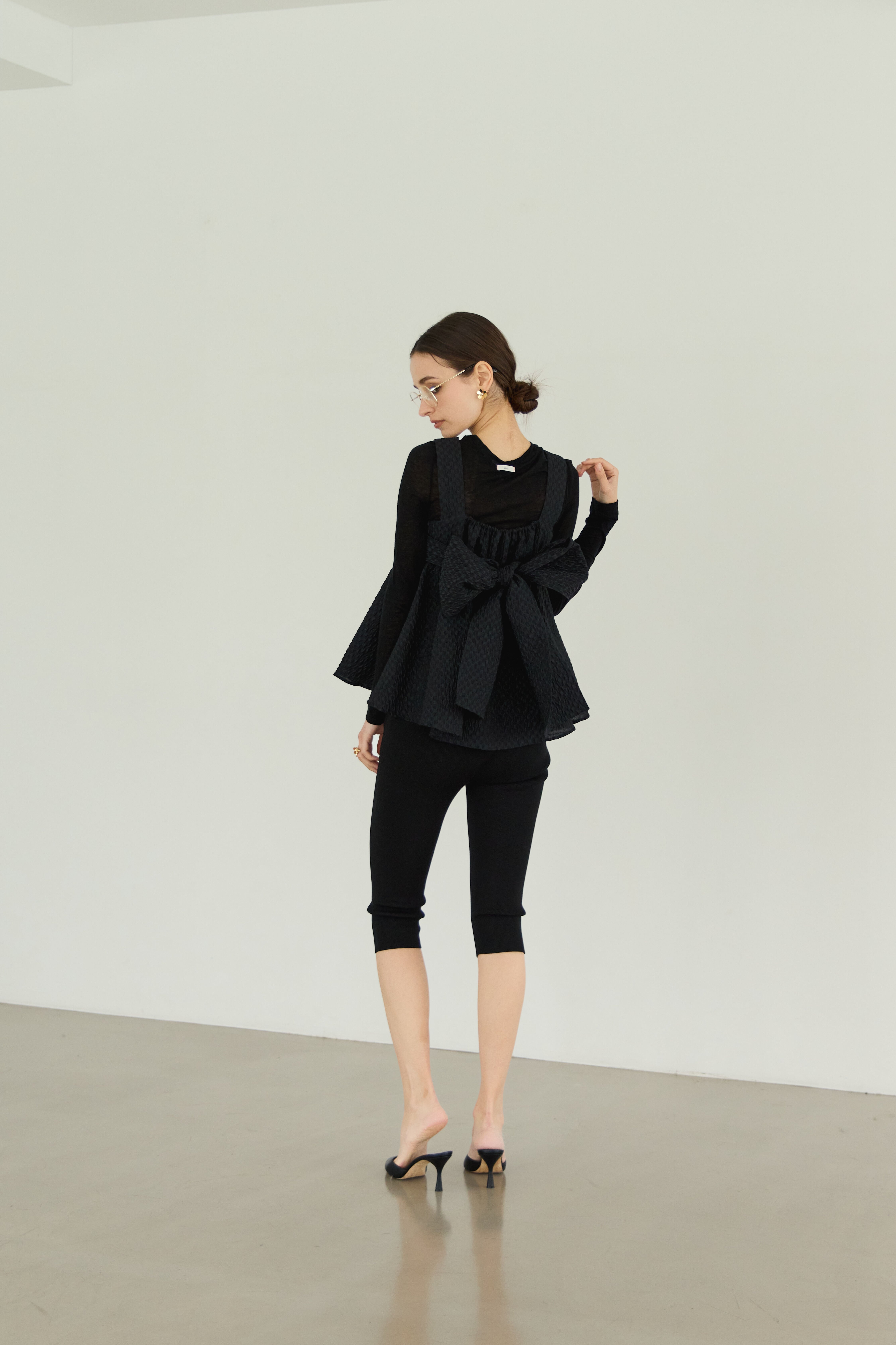 Back ribbon dot jacquard top | Bluelea