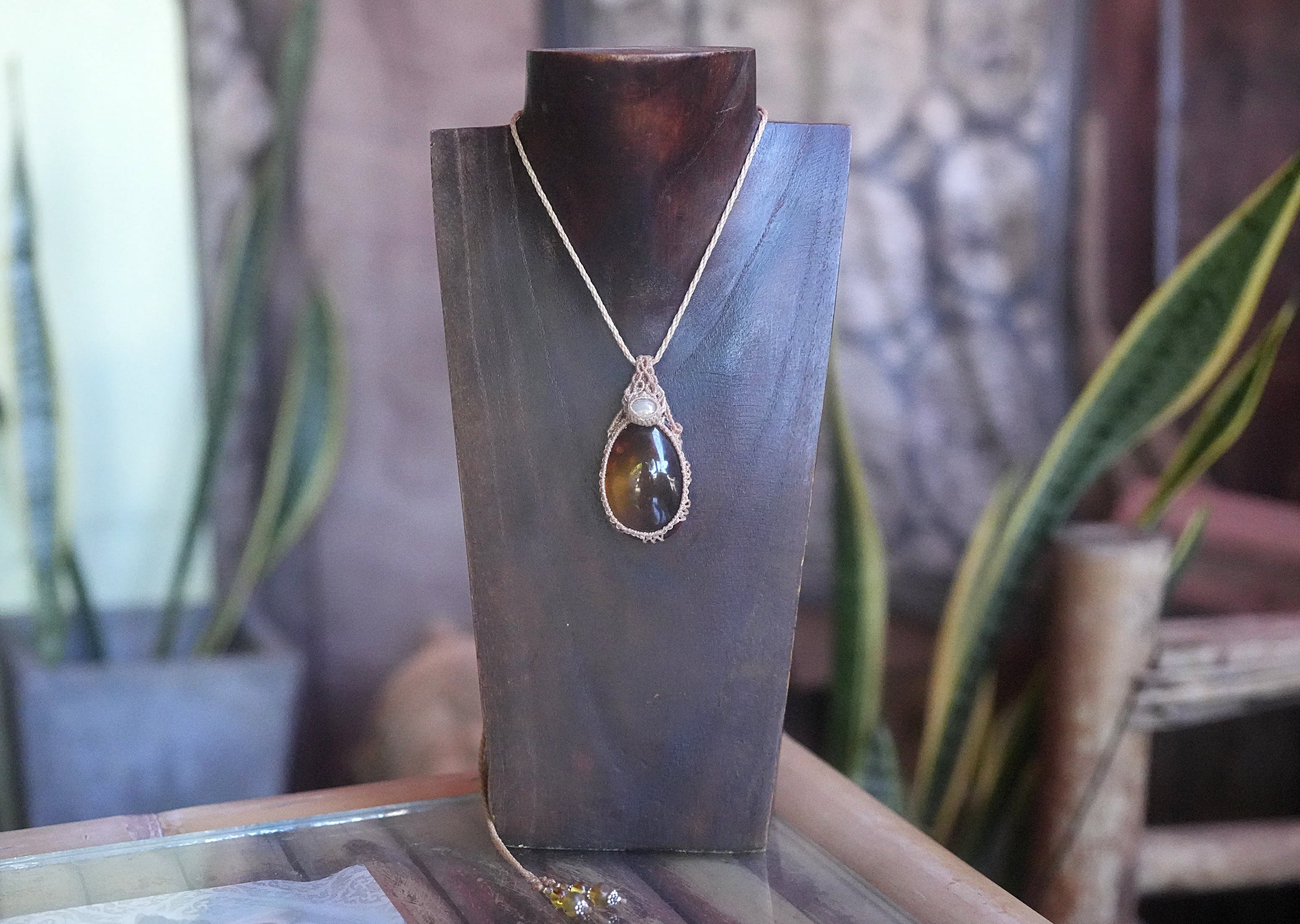 琥珀☆特大虫入り☆アンバー マクラメネックレス1543 | Funky garuda