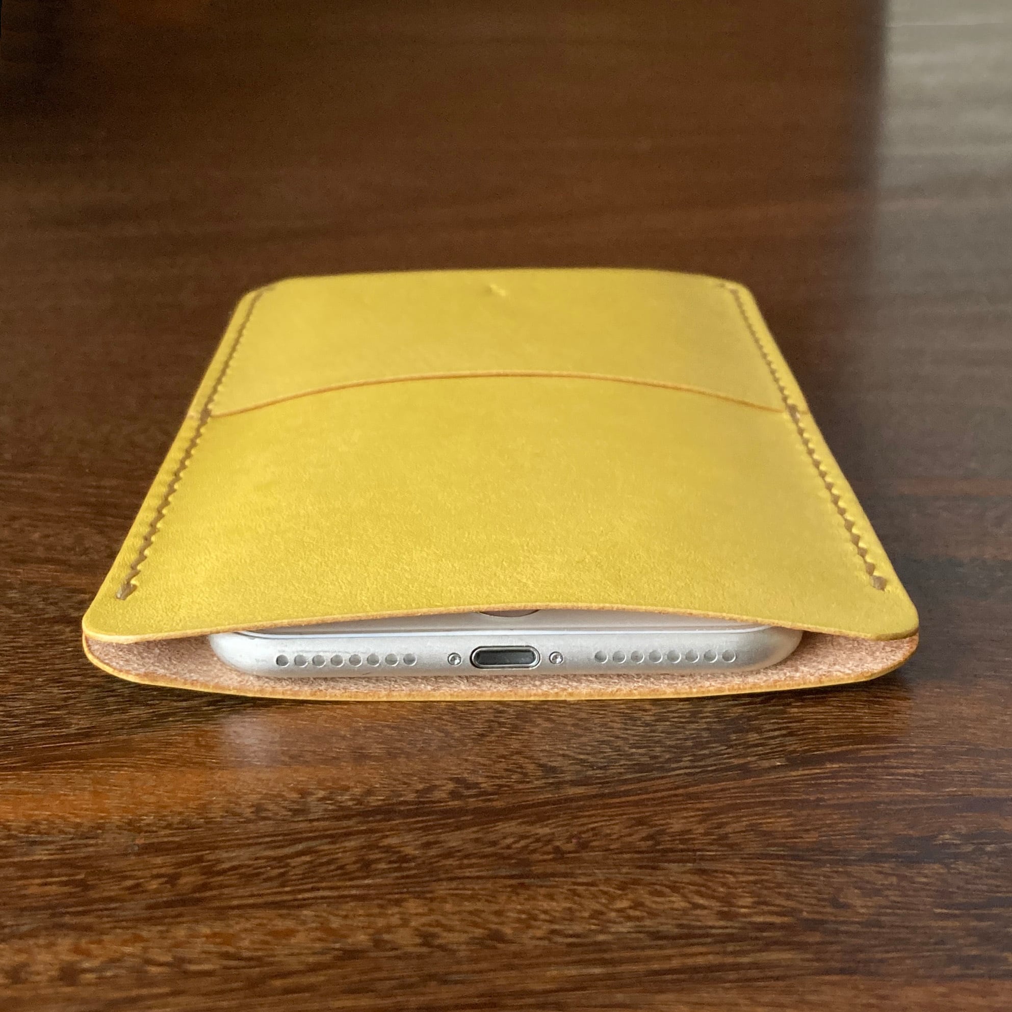 機種別サイズで仕立てる草木染め革スマホケース【spot/すぽっと】きは
