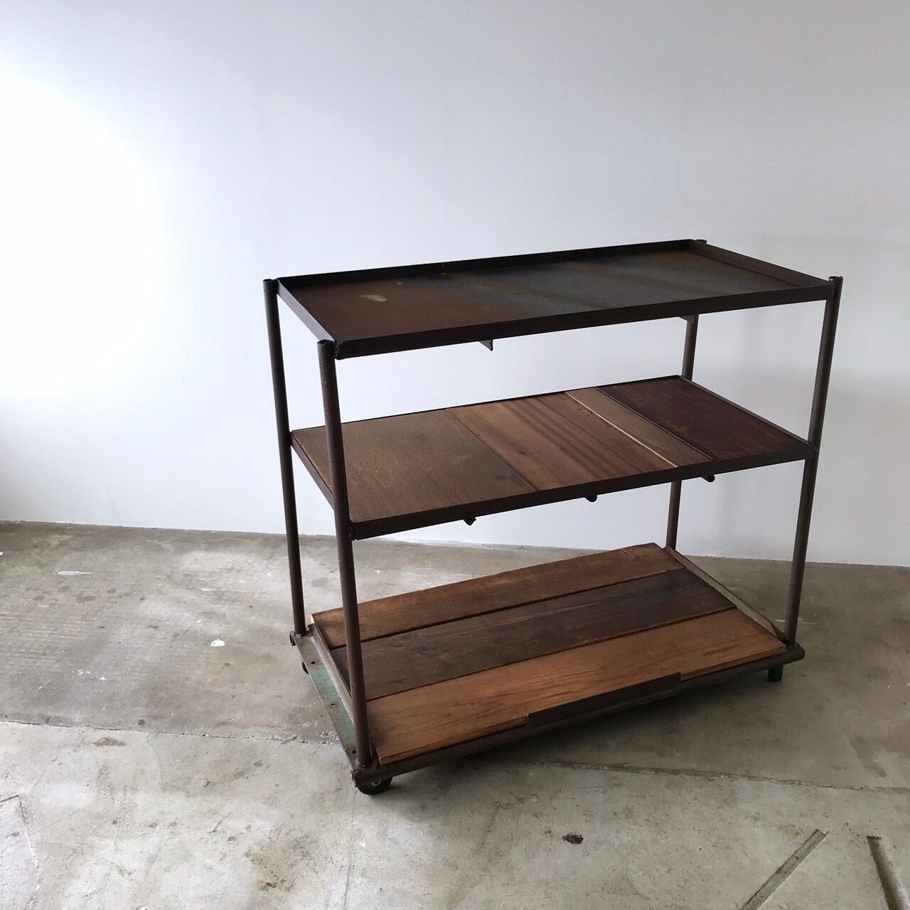 古材の棚　キャスター付