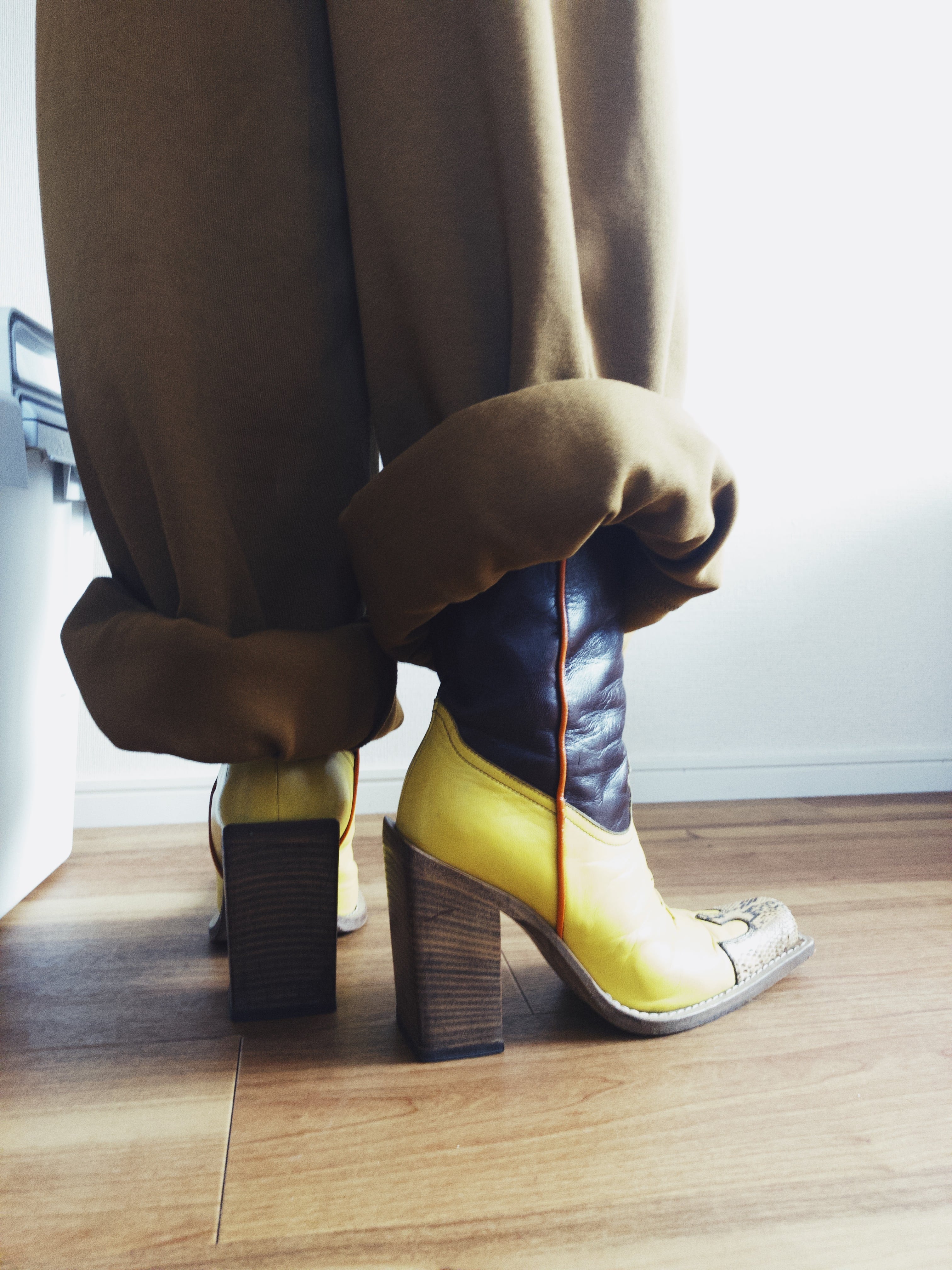 miu miu チャンキーヒール ウエスタンブーツ | MIKOTONORI. miu miu チャンキーヒール ウエスタンブーツ | MIKOTONORI.