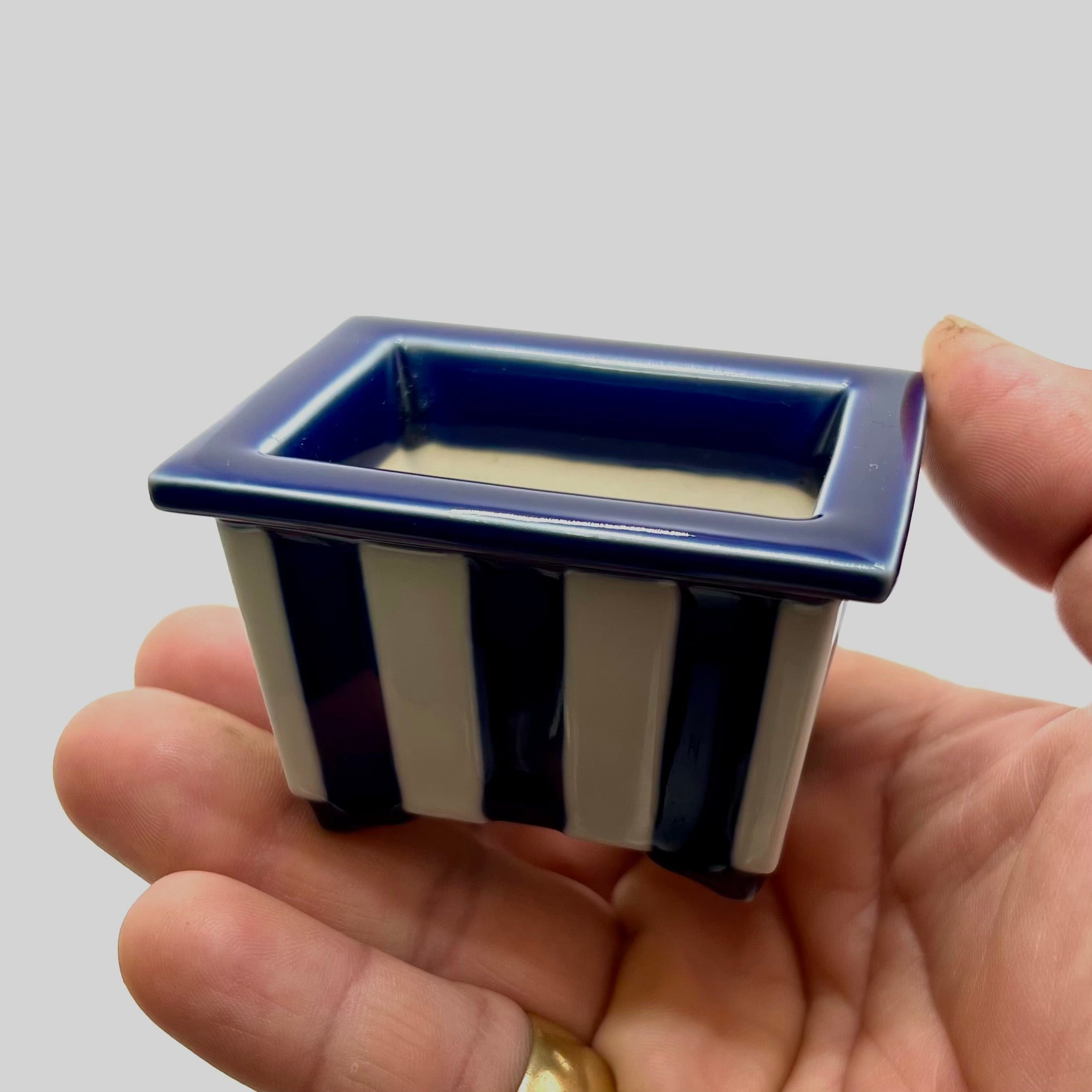 瀬戸　瑠璃釉貼付桔梗文　植木鉢　骨董 伊藤月香 作 「瑠璃釉窯変窓抜五彩山水図木瓜鉢」 - 米谷大蓉園