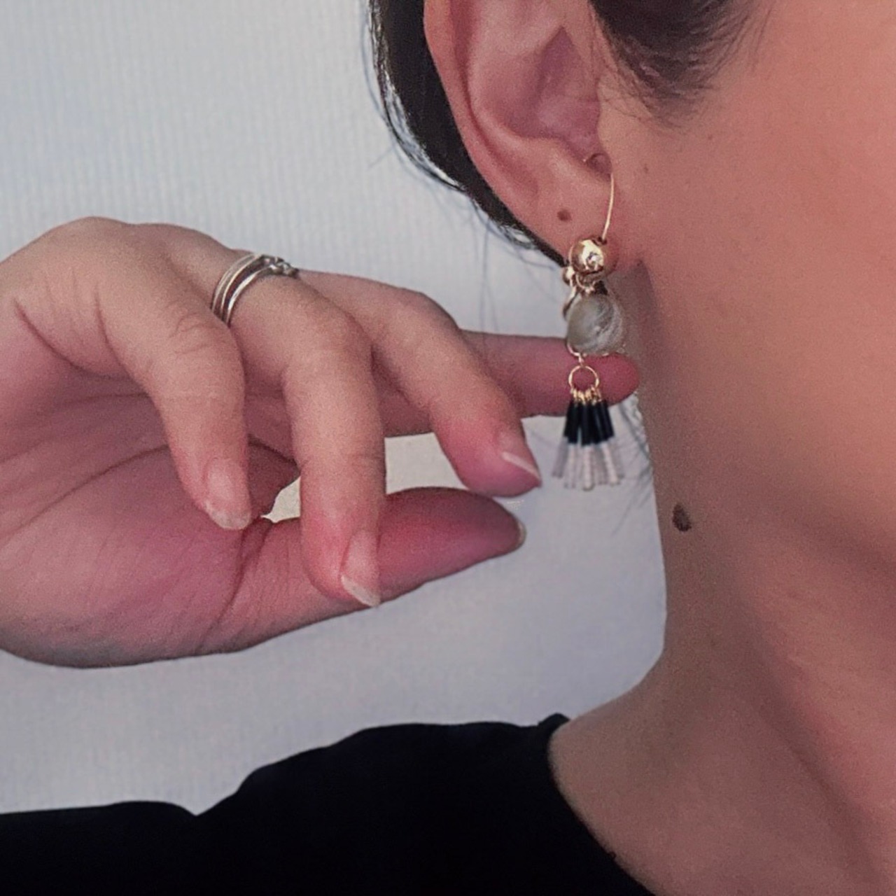 アメリカヴィンテージビーズのイヤーカフ｜BLACK（両耳）