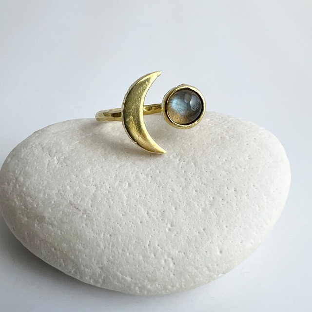 三日月とラブラドライトの真鍮リング